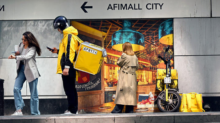 Курьеры в Москве официально зарабатывают больше, чем специалисты с высшим образованием