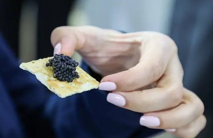 Россиянам не рекомендуется есть более 20 грамм чёрной икры в день