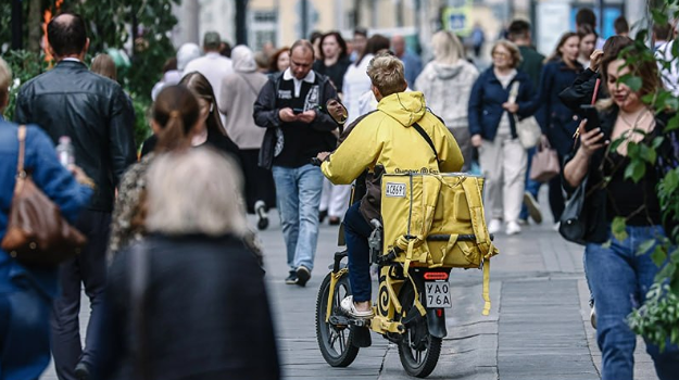Москва готовится к росту доставок: 300 тыс. курьеров и 20 тыс. роверов к 2030 году