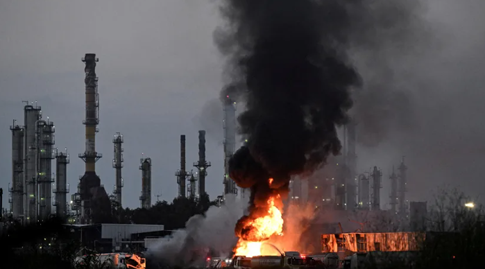 Срочно: Иран нанёс удар по НПЗ Бахрейна — пожар виден за километры