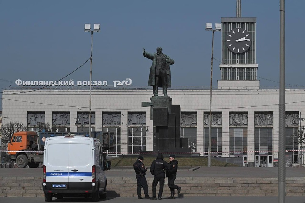 В Санкт-Петербурге площадь, где должен был пройти митинг против блокировок Telegram, оцепили силовики. ОМОН