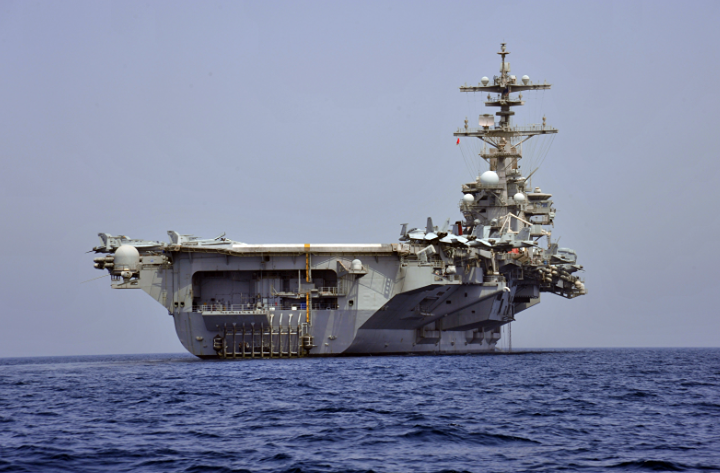 Авианосец USS George H.W. Bush направляется на Ближний Восток