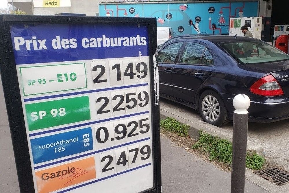 Бензин исчез: что творится на 900 АЗС Франции?