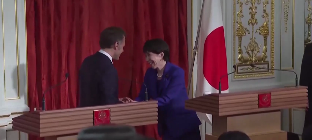 Внимание: премьер Японии научила Макрона технике из «Dragon Ball» в Токио