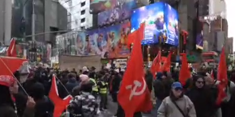 Против Трампа вчера в Нью-Йорке вышли коммунисты