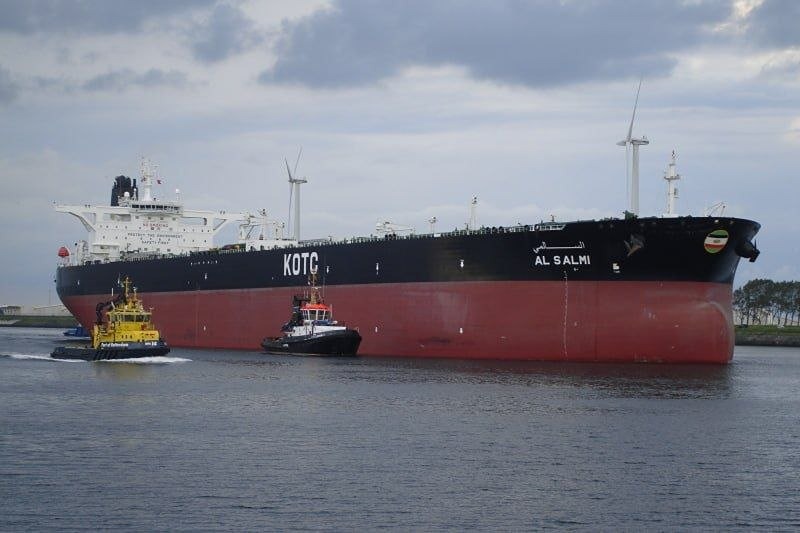 Пожар у Дубая: гигантский танкер загорелся после удара Ирана