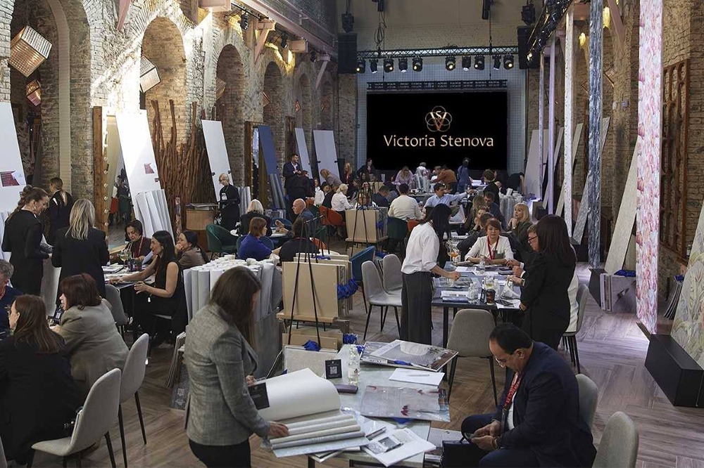 Какие тренды задаст Victoria Stenova? В Петербурге показали новые коллекции обоев