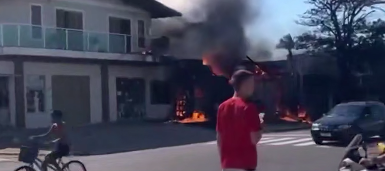 Крушение самолёта в Бразилии: 4 человека погибли, борт рухнул на кафе в Капао‑да‑Каноа