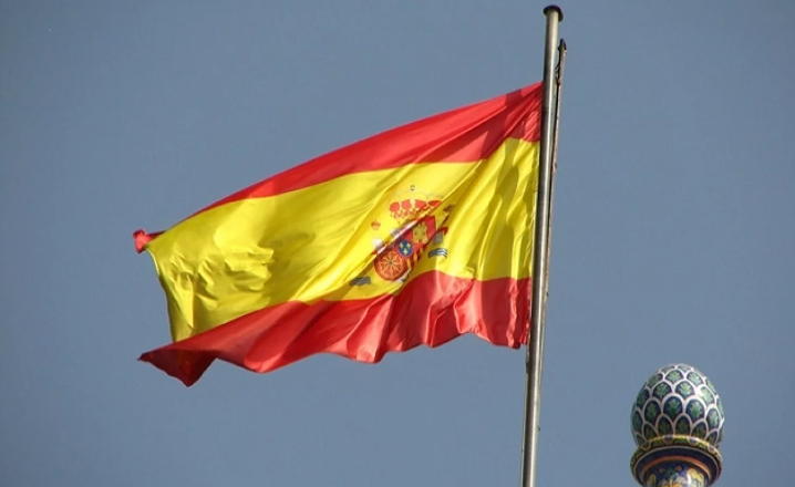 От приветствия к преступлению: как поцелуй руки стал насилием в Испании