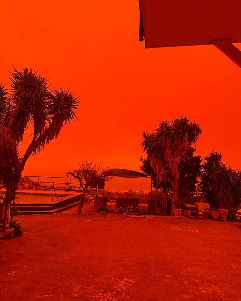 Остров Крит накрыло песчаной бурей — воздух и небо окрасились красными цветами