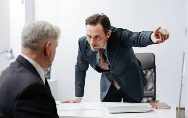 Загадка справедливости: что делать, если босс вас унижает?