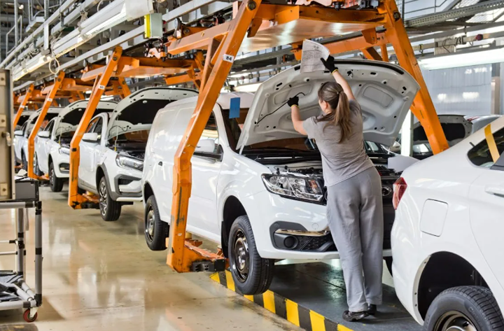 Почему российский автопром в кризисе? Ставка, цены и Китай — разбираем причины