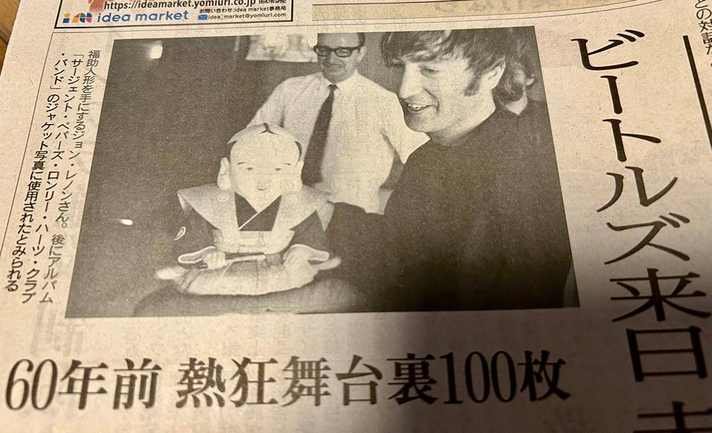 Фото Леннона с японской куклой «Фукускэ» нашли в архиве «Ниппон будокан»