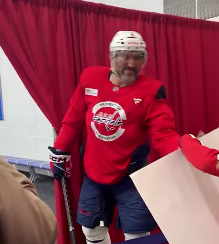 Овечкин обменял шайбу на чипсы Flamin’ Hot Cheetos — история юной болельщицы