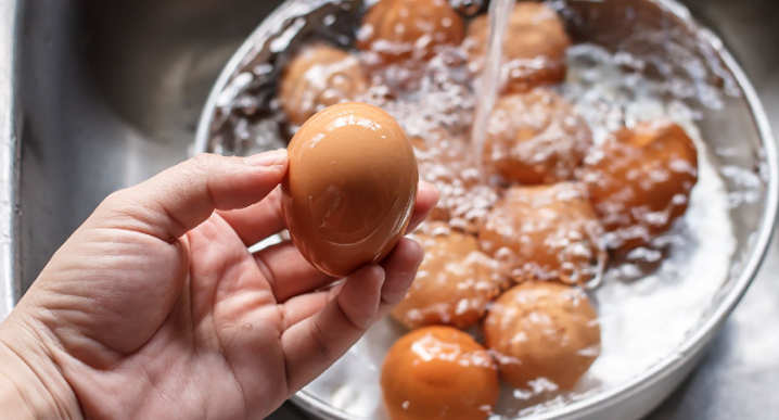 Немытые яйца опасны для здоровья, предупредили в Роскачестве