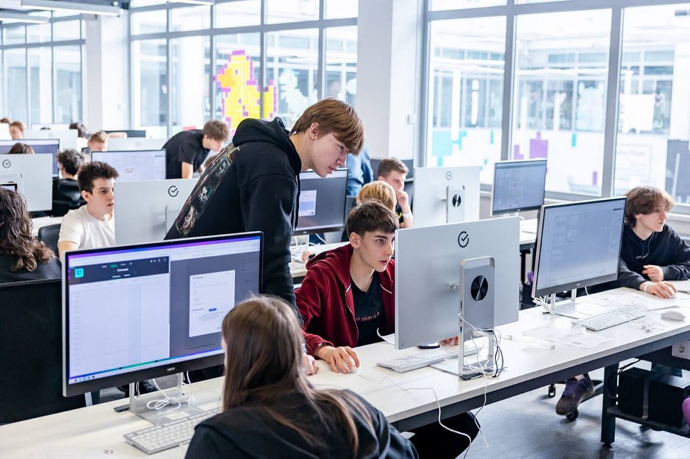 «Школа 21» от Сбера: чему научатся старшеклассники на новой программе по ИИ