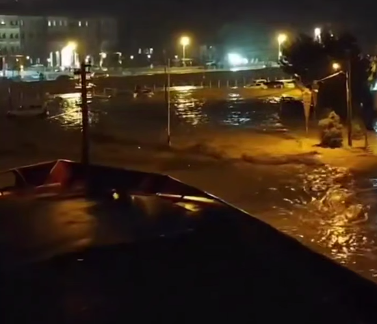 Турция под водой: тысячи авто и сотни домов повреждены из-за паводка