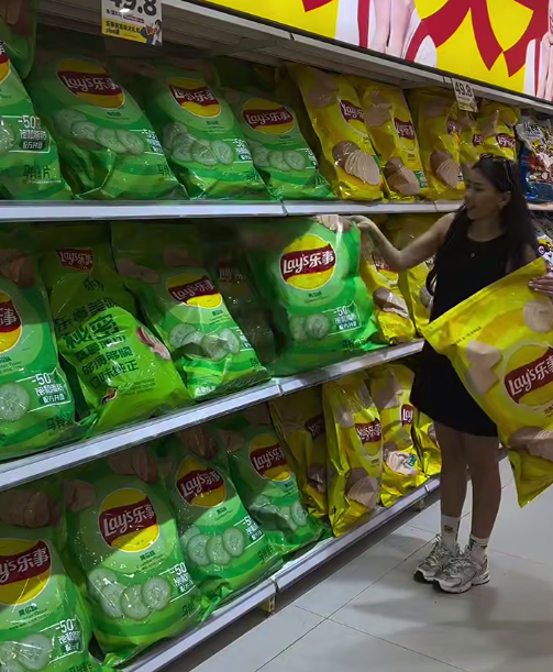 В Китае нашли магазин гигантских продуктов — там можно купить пачку Lay's размером в половину человеческого роста