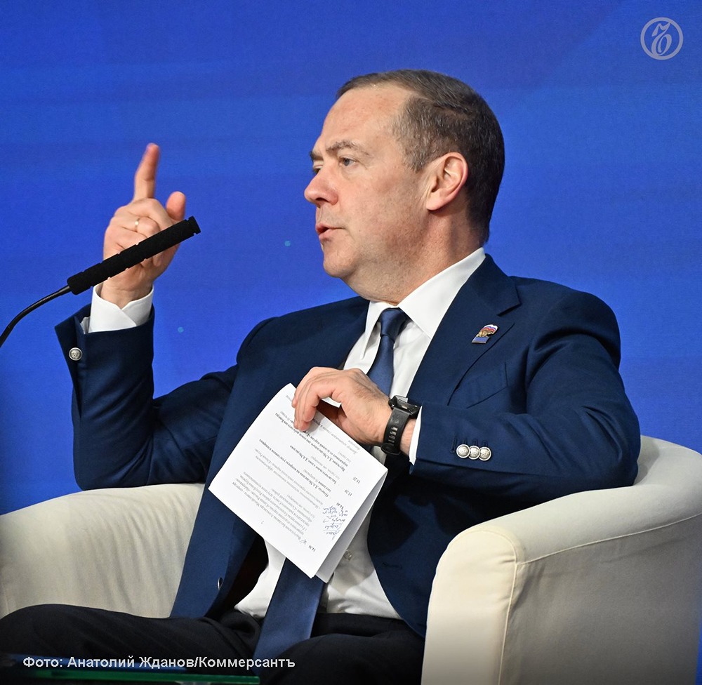 Дмитрий Медведев стал главным редактором новых школьных учебников