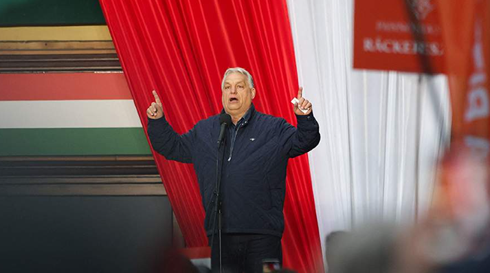 Рукопожатие как призыв: Орбан идёт к избирателям лично