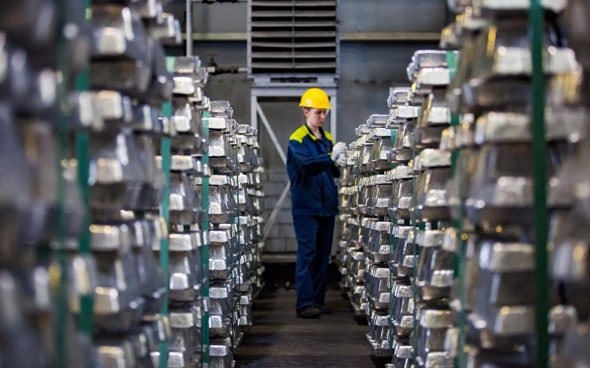 Блокада Ирана толкает цены на алюминий к 4‑летнему максимуму