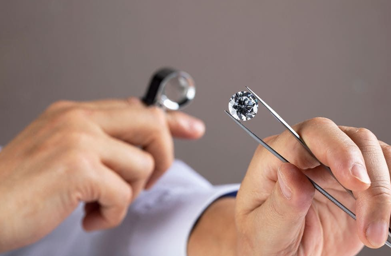 Цены на бриллианты в марте продолжили снижаться
