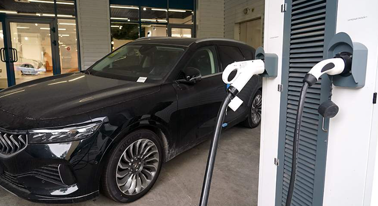 Сколько электрокаров продали в России за март 2026‑го — и кто в лидерах