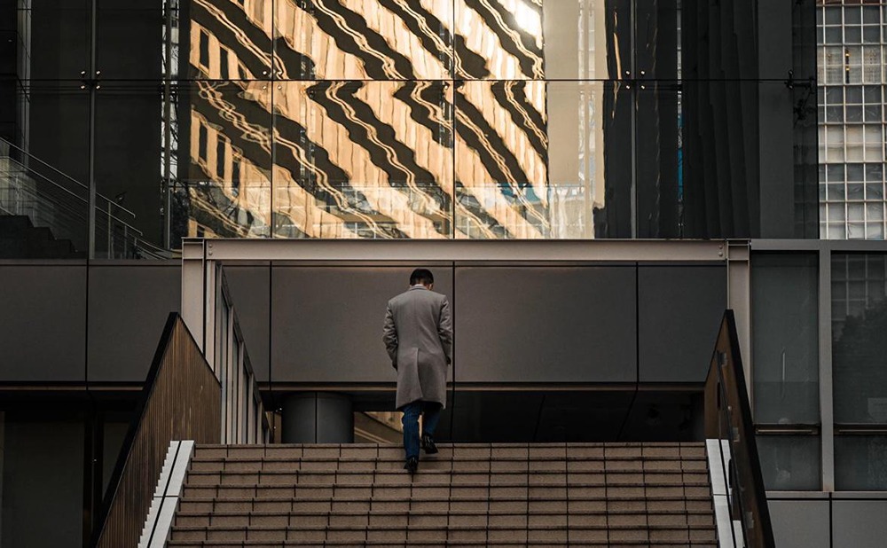 Почему в 2026 году менять работу рискованнее — и как расти в доходе без увольнения