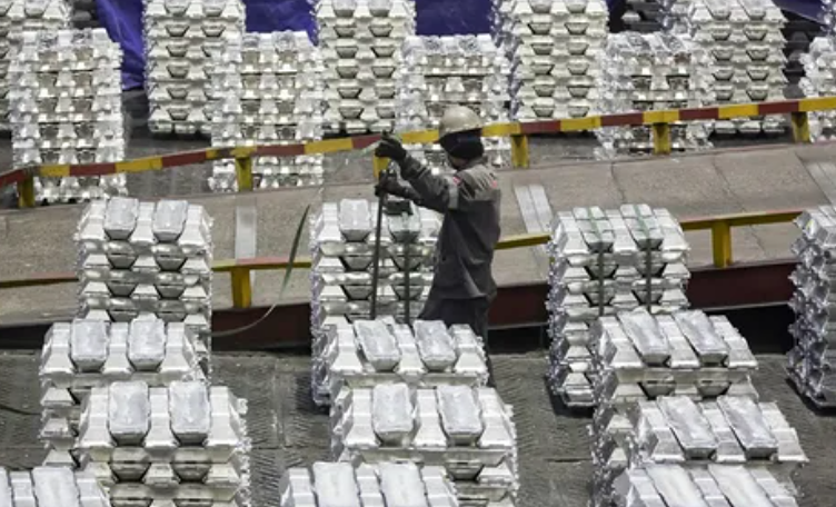 «Чёрная дыра» рынка алюминия: цены рвутся к 4000 долларам за тонну