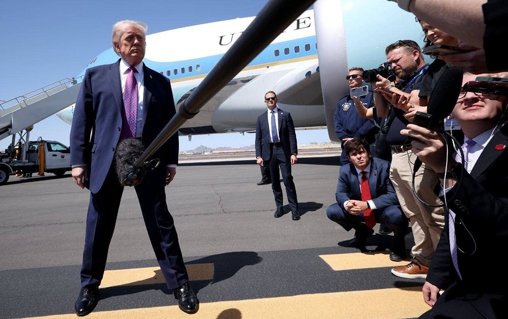 Трамп восхитился своим фото с микрофоном между ног и повесил его в кабинете