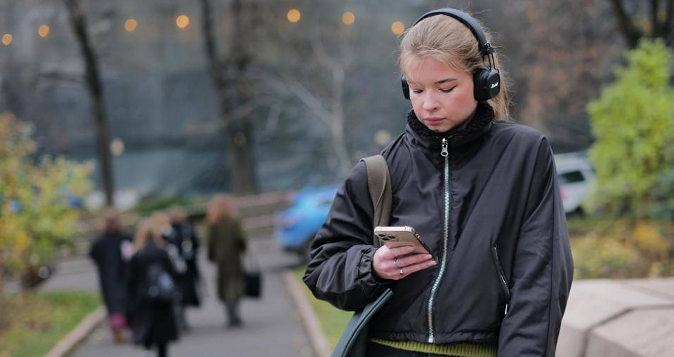 Россияне стали чаще слушать аудиокниги с ИИ-озвучкой