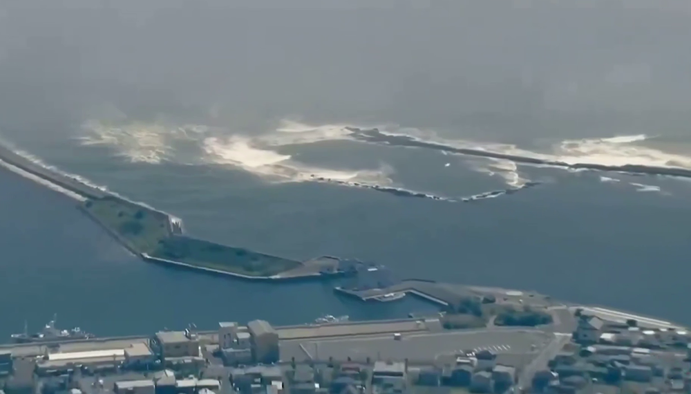 Свыше 171 тысячи человек получили рекомендации эвакуироваться из-за угрозы цунами после мощного землетрясения в Японии, сообщает NHK