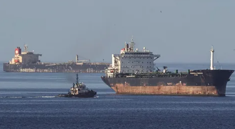 Сегодня пока ни один танкер не пересёк Ормузский пролив. Два танкера, перевозивших сжиженный газ, выходили из Персидского залива, когда их развернули военные моряки КСИР этим утром