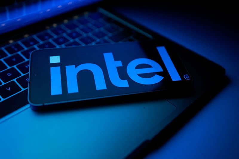 Спрос на ИИ‑процессоры поддерживает доход Intel вне рынка ПК