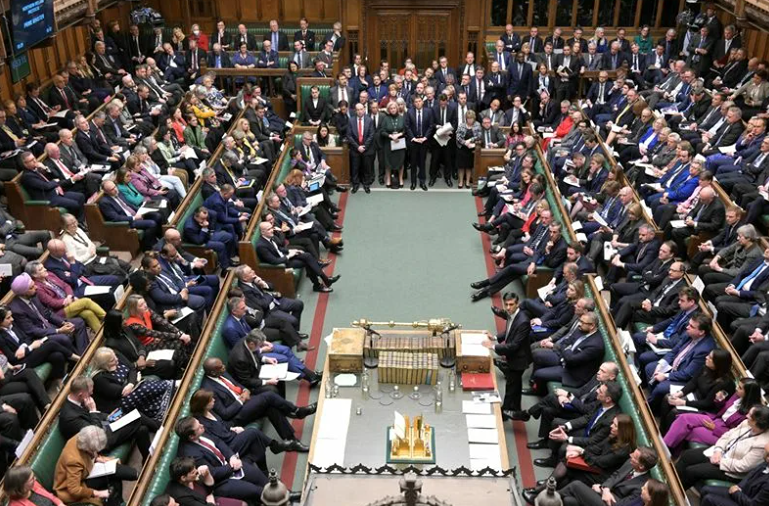 Две палаты парламента Великобритании одобрили законопроект, который вводит запрет на продажу табака и электронных сигарет гражданам, родившимся после 2008 года