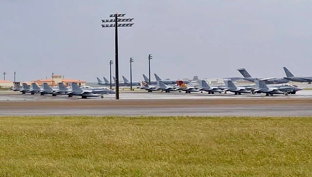 12 истребителей F/A-18C Hornet Корпуса морской пехоты США в сопровождении 6 самолётов-заправщиков KC-46A Pegasus сегодня направляются на Ближний Восток, поскольку США продолжают наращивать военный потенциал в регионе