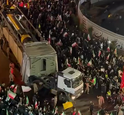 На ракетном параде в Тегеране засветилась и ракета «Хорремшехр 4». Дальность полёта до 2 000 километров, скорость до 8 махов, боевая часть более полутора тонн