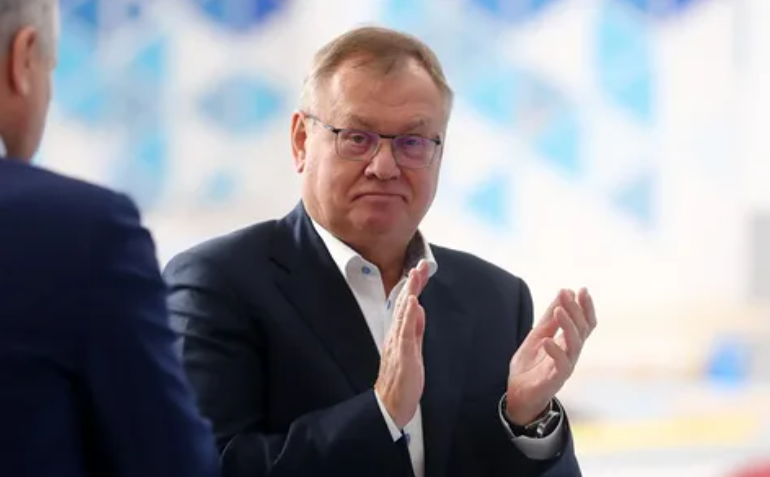 Глава ВТБ Андрей Костин рассказал, как пытался пригласить «Алису» на ужин