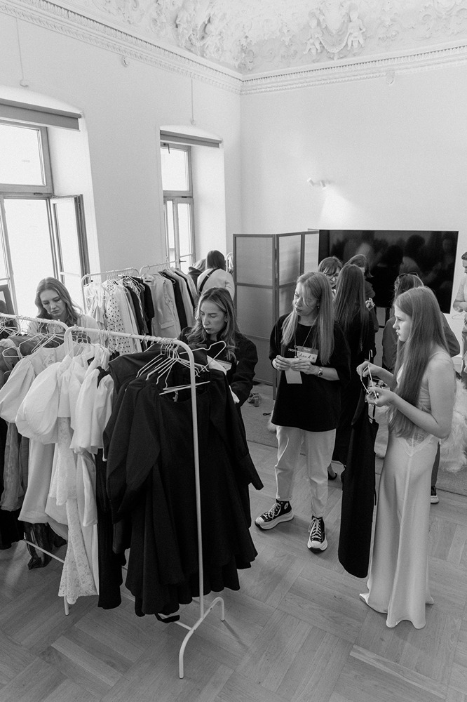 Акция «Платье. Брюки. Выпускной»: 42 выпускника получили наряды в Москве