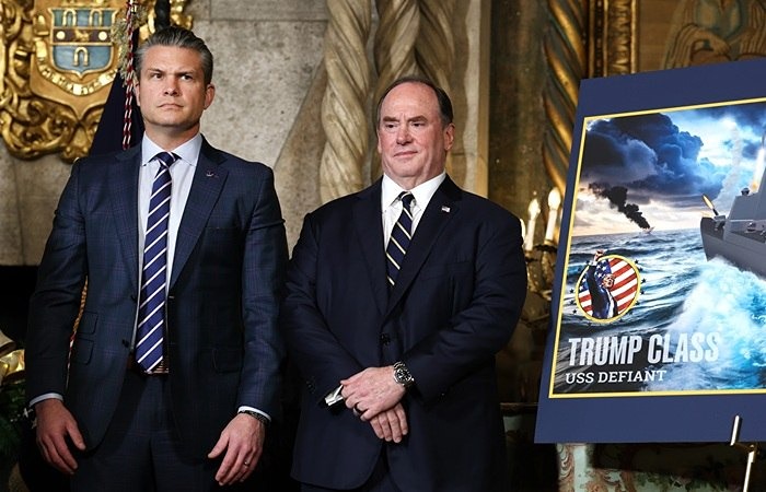 Министр военно-морских сил США Джон Фелан покинул должность