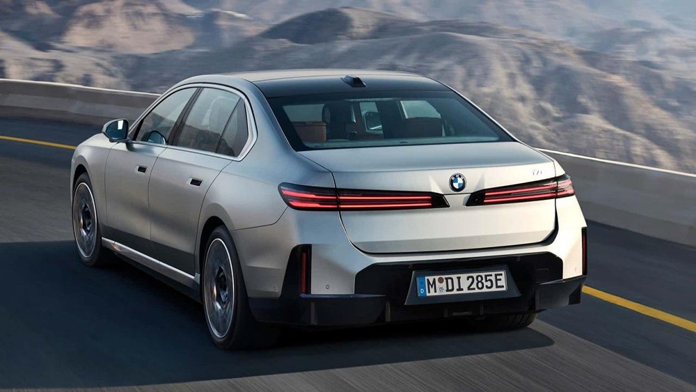 BMW представила новую «семёрку». Модель выйдет с бензиновыми, гибридными и полностью электрическими двигателями