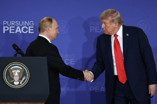 Глава США Дональд Трамп намерен пригласить президента России Владимира Путина на саммит G20 в декабре, сообщает The Washington Post