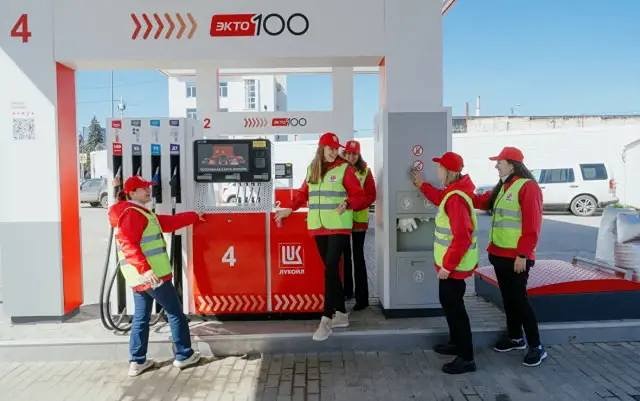 На автозаправках «ЛУКОЙЛ» прошла масштабная экологическая акция «Чисто. Весна»