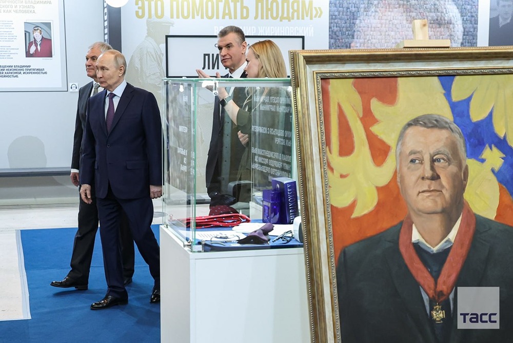 Путин посетил выставку «Жириновский. Продолжение. ЛДПР»