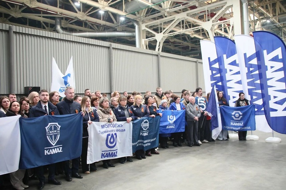 К Дню Победы: «КАМАЗ» направил бойцам 130 т гуманитарной помощи