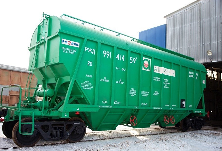 Новгородский «Акрон» пополнил парк железнодорожного транспорта новыми минераловозами