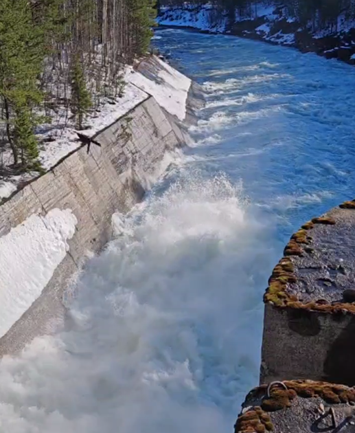 На Нива ГЭС‑2 и ГЭС‑3 открыли водосбросы для подготовки к паводку