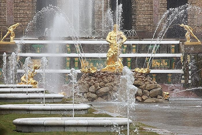 В Нижнем парке Петергофа состоялся торжественный пуск фонтанов