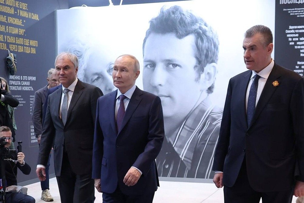 Владимир Путин в столичном Манеже осмотрел выставку, приуроченную к 80-летию со дня рождения Владимира Жириновского