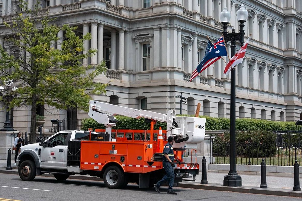 Ошибку заметили все: почему в США перепутали флаги к визиту Карла III